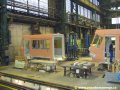 Články pražské tramvaje 14T opatřené základním lakem rozmístěné po výrobní hale | 28.11.2006
