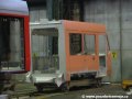 Články pražské tramvaje 14T opatřené základním lakem rozmístěné po výrobní hale | 28.11.2006
