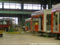 Jednotlivé články pro pražské vozy Škoda 14T jsou rozmístěny v různých stádiích rozpracovanosti po celé výrobní hale. Zprava - články vozu 4 a 2 článek vozu ev.č.9119 a opodál 4 článek vozu ev.č.9118. Vzadu vykukuje vůz ev.č.9116 | 28.11.2006