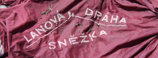 Lanové dráze zbývalo v době pořízení reportáže již jen několik dní provozu celého úseku. A protože to znamená likvidaci všeho nepotřebného, narazí turista i na odhozenou bundu s někdejším &bdquo;logem&ldquo; lanovky... | 30.4.2012