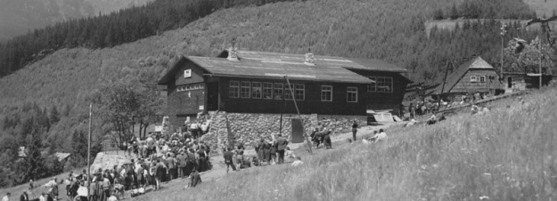 ...a někde v hloubi mu vyvstanou vzpomínky na doby minulé, kdy se ještě ke spodní stanici lanové dráhy chodilo z druhé strany. | 60. léta