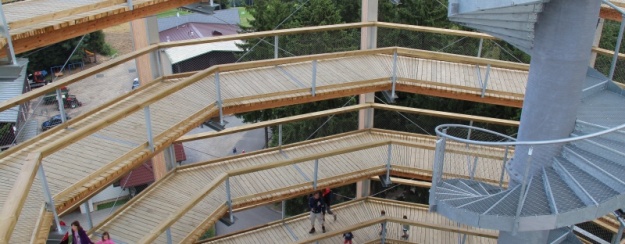 Spirálovitě stoupající chodník na vrchol vyhlídkové věže Stezky korunami stromů. | 10.8.2012
