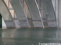 Na klenebních pásech středního obloukového pole původního mostu je patrné, jak voda potupně narušuje mostní beton. | 22.5.2011