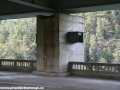 Mohutný pilíř nového mostu se pomyslně zakusuje do mostovky mostu původního. | 22.5.2011