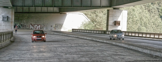 Z původního mostu se využívá pouze část vozovky do Brna. A tak dispečerské vozidlo KGX Cihlička neodolává pokušení a svými pneumatikami okouší také nepoužívanou vozovku nevzniklé části dálnice směr Praha. | 22.5.2011