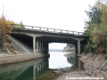 Celkový pohled na most po směru toku Sedmpanského potoka, který pod jeho konstrukcí tvořil jen úzkou vodní stroužku se souběžně vedoucí lesní cestou | 24.10.2008