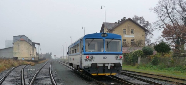 Když byl 1. ledna roku 1997 zastaven provoz v úseku Čistá - Mladotice železniční tratě Rakovník – Mladotice označené v jízdním řádu číslem 162, jednalo se oficiálně 
o dlouhodobou výluku pro havarijní stav železničního svršku. V úseku Čistá - Kralovice u Rakovníka byla nakonec provedena kompletní oprava svršku tohoto 9,5 km dlouhého úseku, 
která stála 38 miliónů Kč a od 12. prosince 2001 došlo k obnovení provozu. Bohužel se tehdy nezrealizovala kompletní rekonstrukce až do Mladotic, takže posledních cca 12 km trati 
je stále ve výluce. Od 15. prosince 2013 měl být znovu přerušen provoz i na zrekonstruovaném úseku, protože Plzeňský kraj zde odmítl objednat dopravu... Po protestech obcí však došlo k přehodnocení tohoto rozhodnutí.