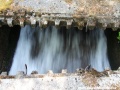 Voda pod betonovými panely uhání šílenou rychlostí. | 22.5.2012