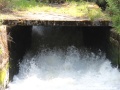 Voda se pod skluzem zakrytým betonovými panely doslova vaří... | 22.5.2012
