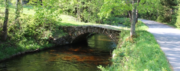 Kamenný můstek přes Vchynicko-Tetovský plavební kanál. | 22.5.2012