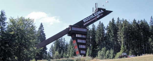 Obnovená rozhledna na skokanském můstku K88 na Zadově v lyžařském areálu Kobyla. | 7.8.2015