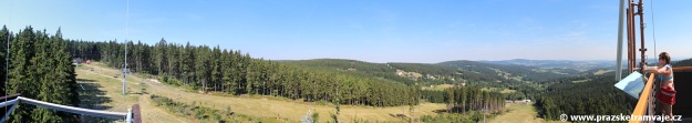 Z vyhlídkové plošiny jsou opět návštěvníkům nabízeny úžasné pohledy do okolí... | 7.8.2015
