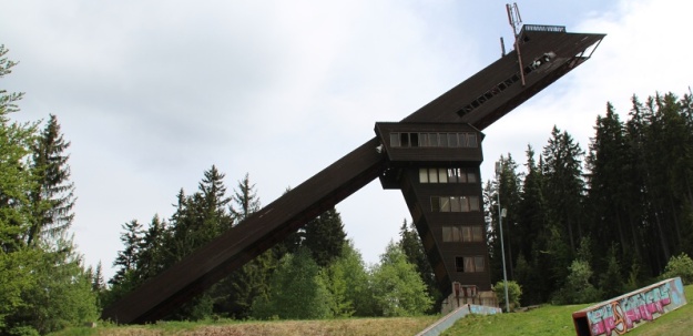 V areálu lyžařského střediska Kobyla v Zadově nalezneme chátrající opouštěný skokanský můstek K88. | 21.5.2012