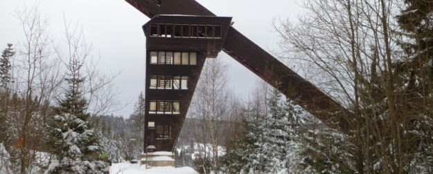 A tak dáváme sbohem lidmi opuštěnému skokanskému můstku, na který pomalu začínají padat sněhové vločky, milosrdně schovající pod sněhovou peřinou jeho žalostný stav... | 13.1.2012