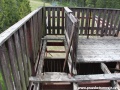 Někdejší vyhlídková plošina se ztrouchnivělou a shnilou podlahou na vrcholu můstku K88. | 21.5.2012