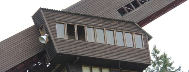 Opuštěný a chátrající skokanský můstek K88 na Zadově v lyžařském areálu Kobyla. | 21.5.2012