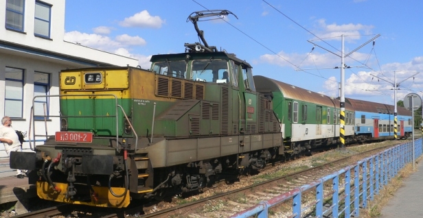 Běžný provoz na Bechyňce v minulých letech. Osobní vlak vedený lokomotivou 113 001-2 přijel do Tábora. | 18.6.2007