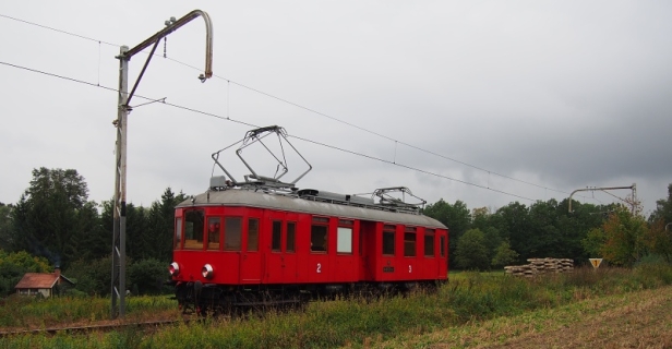 Elektrický motorový vůz EM400.001 zachycený při jízdě do Bechyně u zastávky Bechyně. | 16.9.2017