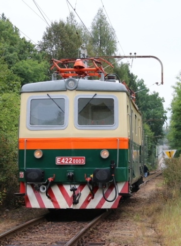 Muzejní lokomotiva E422.0003 (100.003) odstoupila od osobního vlaku v Bechyni, aby objela odstavené vozy a po připojení na druhé straně se mohla vydat na zpáteční cestu do Tábora. | 16.9.2017