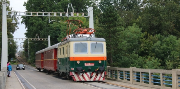 Osobní vlak vedený muzejní lokomotivou E422.0003 (100.003) překonává most Bechyňská duha ve směru jízdy k Táboru. | 16.9.2017