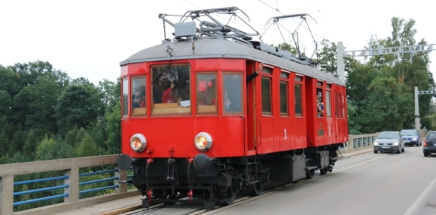 Elektrický motorový vůz EM400.001 překonává most Bechyňská duha při jízdě do Bechyně. Krátce po vjetí vlaku na most je umožněna také jízda souběžně jedoucích automobilů. Vlak překonává most rychlostí 10 km/h. | 16.9.2017