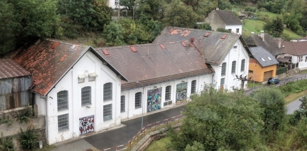 Elektrickou energii vyráběla elektrárna v Táboře pomocí 3 dynam poháněných parními stroji. Památkově chráněná budova se však stala pomalu ruinou. | 16.9.2017