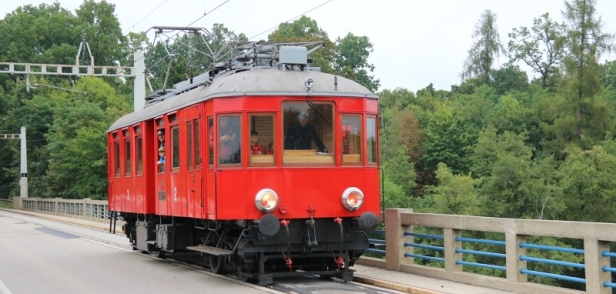 Elektrický motorový vůz EM400.001 překonává most Bechyňská duha při jízdě do Tábora. | 16.9.2017