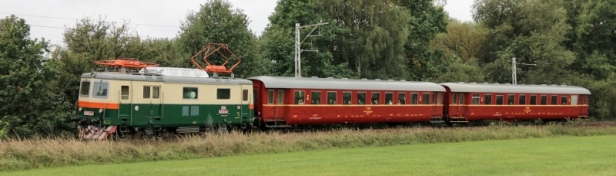Osobní vlak vedený muzejní lokomotivou E422.0003 (100.003) zachycený při jízdě do Tábora u zastávky Bechyně. | 16.9.2017