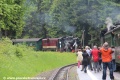 Na křižování ve stanici Niederschlag přijíždí osobní vlak do Oberwiesenthalu vedený parní lokomotivou 99 1741-0. V závěsu za parní lokomotivou je motorová lokomotiva L45H-358. | 30.5.2015