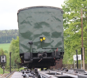 Pohled z plošinového vozu standardního rozchodu 1435 mm na osobní vůz úzkého rozchodu na překládací rampě. | 30.5.2015