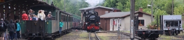 Parní lokomotiva 99 1785-7 objíždí na nádraží Cranzahl odstavené osobní vozy. | 30.5.2015