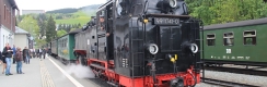Osobní vlak do Cranzahlu v čele s parní lokomotivou 99 1741-0 na nádraží Oberwiesenthal. | 30.5.2015