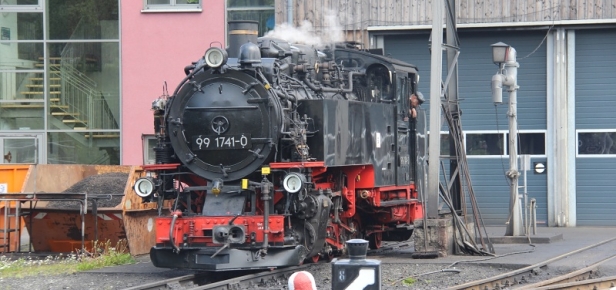 Zbrojení parní lokomotivy 99 1741-0 na nádraží Oberwiesenthal. | 30.5.2015