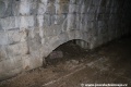 Po odstřelení slavošovského portálu tunelu partyzány v roce 1944 došlo k zanesení tunelu zeminou. Do jaké výšky poznáte podle zasypaných bezpečnostních výklenků, z nichž je vidět pouze horní klenba. | 10.7.2018