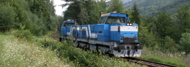 Motorové lokomotivy 736.015-9+736.014-2 přijíždí k Harmanci. | 6.8.2010