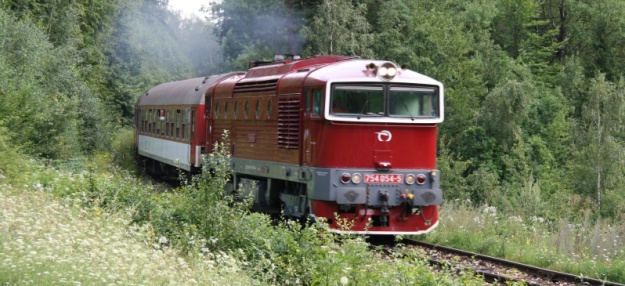 Osobní vlak vedený lokomotivou 754.054-5 míří k zastávce Harmanec. | 6.8.2010