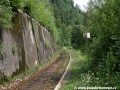Zastávka Harmanec si své místo v kopci musí hájit s pomocí opěrné zdi. | 6.8.2010