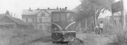 Motorová lokomotiva T 47.010 v čele osobního vlaku ve Frýdlantu v Čechách | nedatováno