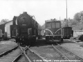 Odstavená a rozebraná úzká motorová lokomotiva T 47.010 v depu Frýdlant, se setkala s velkým štokrem 556.0225, velká železnice se nám na snímku v popředí kříží s úzkými kolejemi Heřmaničky | 28.5.1975