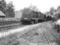 Motorová lokomotiva T 435.0016 přiváží na frýdlantské nádraží nákladní vlak, v popředí ještě stále leží koleje úzké Heřmaničky, odbočující větev míří na nádraží, přímá k překladišti | 1.9.1980