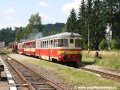 Na kořenovském nádraží zůstává stát ozubnicová lokomotiva T426.003 a dále do Harrachova pokračuje historická souprava ve složení 820 056-0+020 259-8+M240.0057. | 26.7.2008