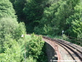 Vlak přejíždí jeden z mnoha propustků a viaduktů, uprostřed koleje je ke spatření ozubnice. | 26.5.2009