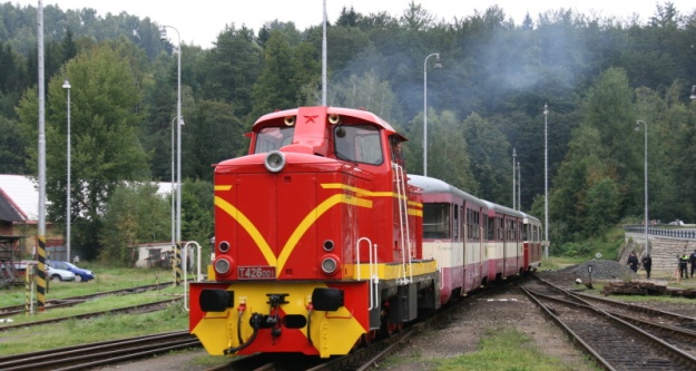 Lokomotiva T426.001 v čele zvláštního vlaku složeného z vozů 29-29 309+29-29 327-5+Balm Bistro+820.056-0 posunuje k nástupišti železniční stanice Tanvald. | 10.9.2011