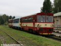 Osobní vlak ve složení 810.263-4+24-29 513-5+810.425-9 v Kořenově vyčkává na svou druhou polovinu, která za chvíli dorazí od Harrachova. | 10.9.2011