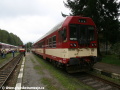 Souprava motorového a řídícího vozu 843.005-0+80-20 005-9 se na kořenovském nádraží křižuje s dalšími vlaky. | 10.9.2011