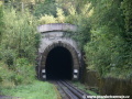 Portál polubenského tunelu u zastávky Kořenov byl původně o osm metrů dále, při rozšiřování silnice nad ním vedoucí, byl však tunel prodloužen. | 11.9.2011
