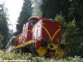 Ozubnicová lokomotiva T426.001 sune k zastávce Kořenov zvláštní vlak, motor právě zabírá na plné obrátky. | 11.9.2011