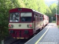 Osobní vlak ve složení 810.245-1+24-29 516-8+810.263-4 stanicuje v zastávce Desná, Pustinská. | 11.9.2011