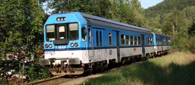 Souprava motorového vozu 843.014-2 přezdívaného podle svého vzhledu “rakev“ v soupravě s řídícím vozem 80-29 007-9 stanicuje v Dolním Polubném. | 11.9.2011