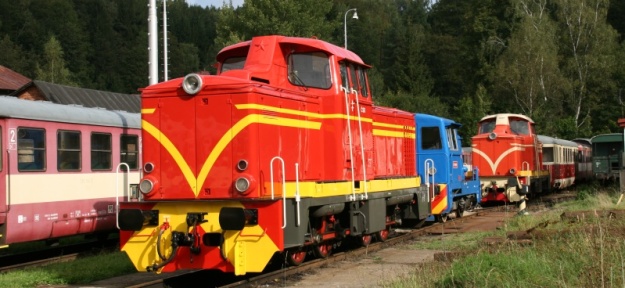 A tak ještě poslední snímek ozubnicových lokomotiv odpočívajících odstavených v Tanvaldě... A poděkování těm, kteří za jejich přežitím zlých časů stojí a stojí i za tím, že se s těmito úchvatnými stroji můžeme nadále potkávat! | 12.9.2011
